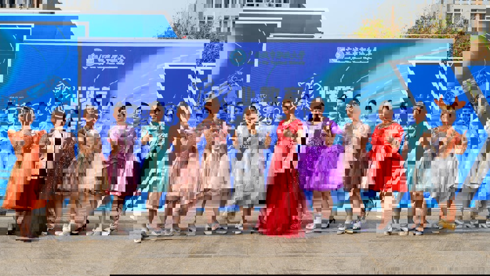 学生与老师合影留念 (1)