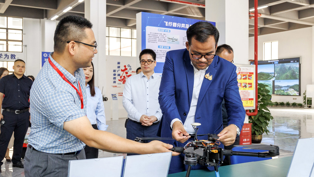 格乐大学领导来到智能工程学院场馆 参观 (1)