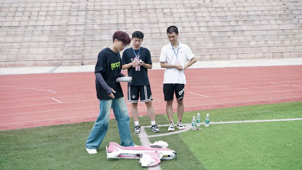 学生操作无人机