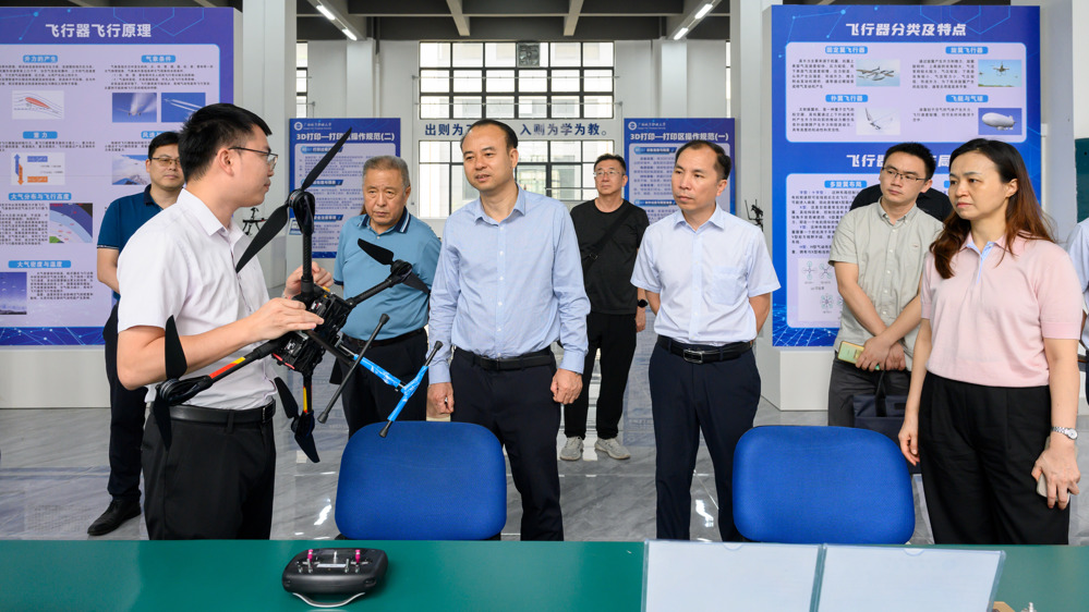 自治区政研室领导参观智造融合创新中心 (2)