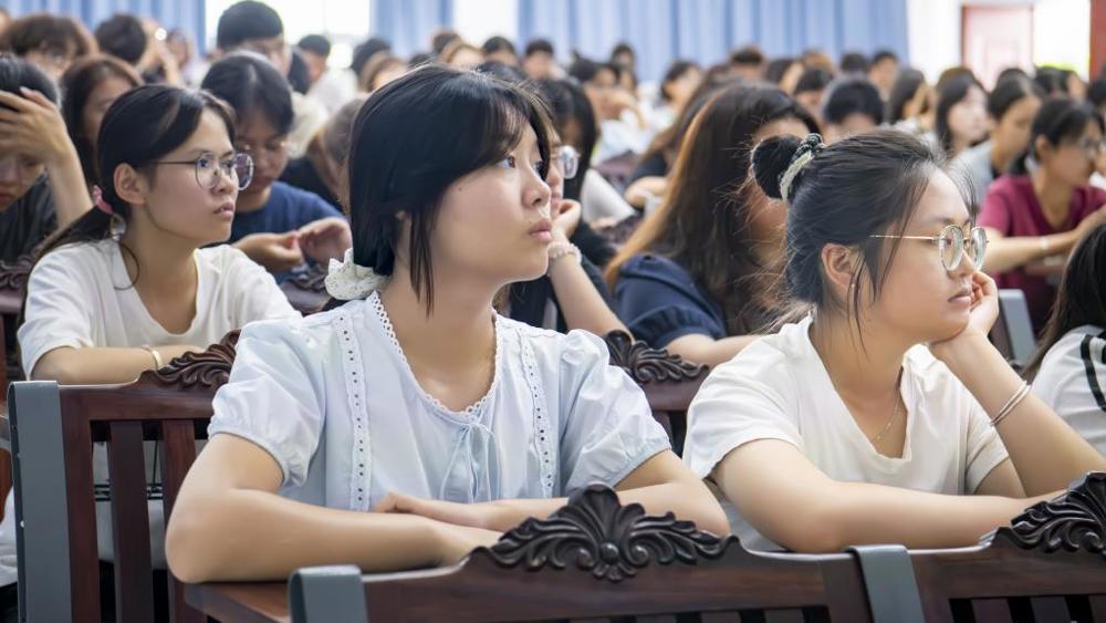 学生认真听讲2（覃淑惠摄）