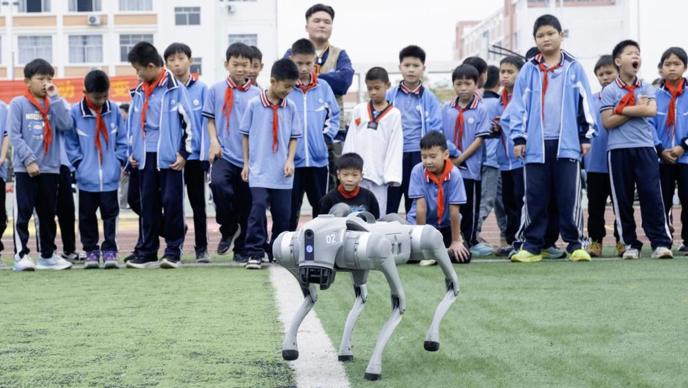 点燃青少年科技梦想|WQT.COM玩球通科技研学活动进小学